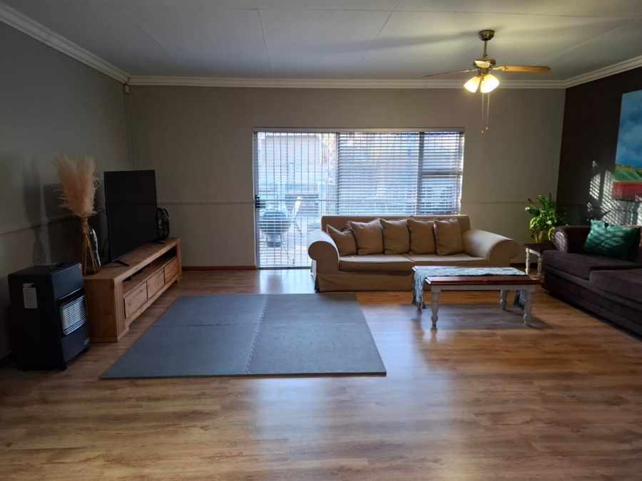 5 Bedroom Property for Sale in Langenhovenpark Free State